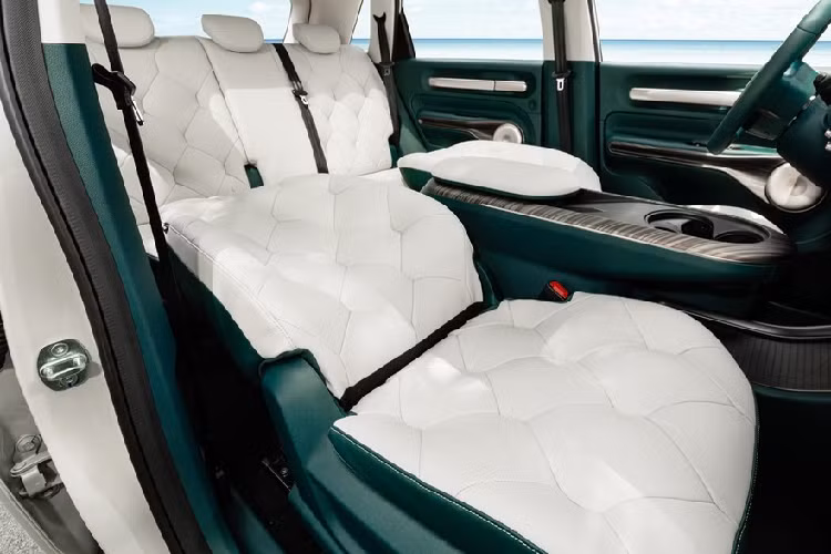 Những hình ảnh chi tiết về nội thất của chiếc xe điện Baojun Yunduo đã cho thấy xe có các ghế ngồi bọc da trắng rất sang trọng, chỉ khâu hình kim cương, đặc biệt, các ghế đều có thể ngã ra đằng sau, mang đến trải nghiệm ấn tượng nhất có thể.