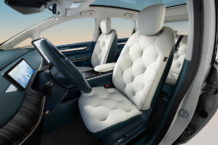 Đồng thời, thông tin từ hãng xe Trung Quốc cho biết, ghế ngồi của xe Baojun Yunduo sẽ kết hợp giữa phong cách sofa Bubble của Ý, áp dụng công nghệ cắt thủ công, mỗi ghế có tới 36 miếng cắt thủ công, không chỉ tăng tính thẩm mỹ mà còn cũng cải thiện sự thoải mái khi đi xe, những chi tiết này cho thấy Baojun rất chú trọng dù là chi tiết nhỏ nhất. 