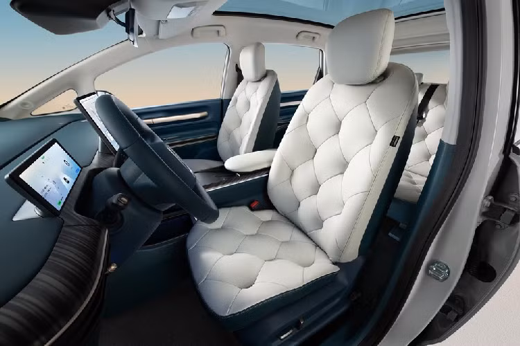 Đồng thời, thông tin từ hãng xe Trung Quốc cho biết, ghế ngồi của xe Baojun Yunduo sẽ kết hợp giữa phong cách sofa Bubble của Ý, áp dụng công nghệ cắt thủ công, mỗi ghế có tới 36 miếng cắt thủ công, không chỉ tăng tính thẩm mỹ mà còn cũng cải thiện sự thoải mái khi đi xe, những chi tiết này cho thấy Baojun rất chú trọng dù là chi tiết nhỏ nhất. 