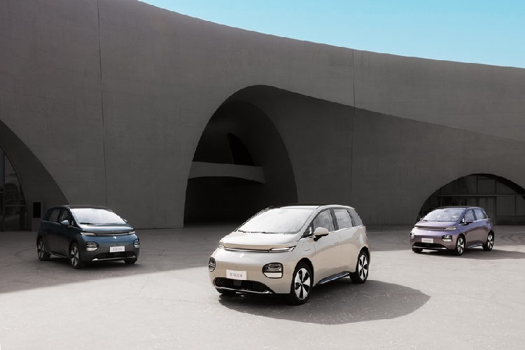 Nhìn lại ngoại hình, diện mạo của chiếc xe Yunduo khác hẳn những mẫu xe Baojun đang bán, các đường nét bo tròn hơn, rất hợp với tên gọi của xe. Cụm đèn pha tách rời là phương pháp thiết kế thông thường của gia đình Baojun, đèn chạy ban ngày dạng xuyên suốt khá bắt mắt, toàn bộ mặt trước trông rất nhiều lớp.