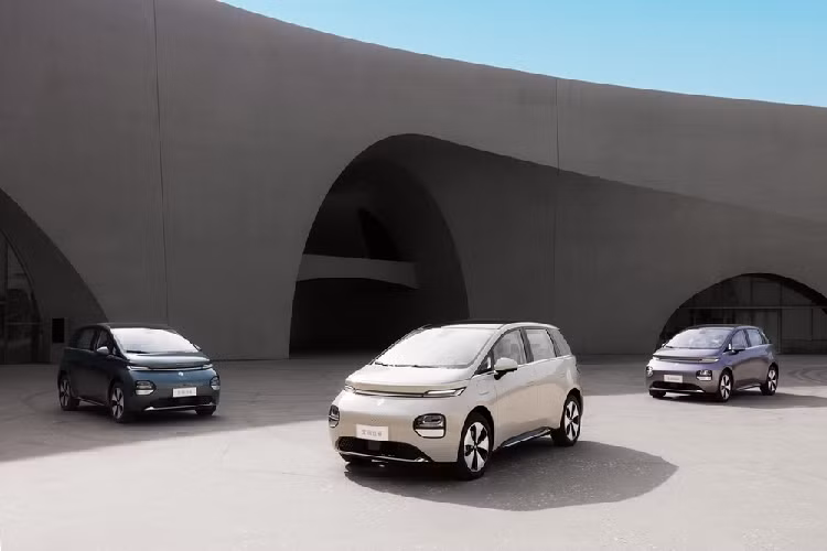 Nhìn lại ngoại hình, diện mạo của chiếc xe Yunduo khác hẳn những mẫu xe Baojun đang bán, các đường nét bo tròn hơn, rất hợp với tên gọi của xe. Cụm đèn pha tách rời là phương pháp thiết kế thông thường của gia đình Baojun, đèn chạy ban ngày dạng xuyên suốt khá bắt mắt, toàn bộ mặt trước trông rất nhiều lớp.