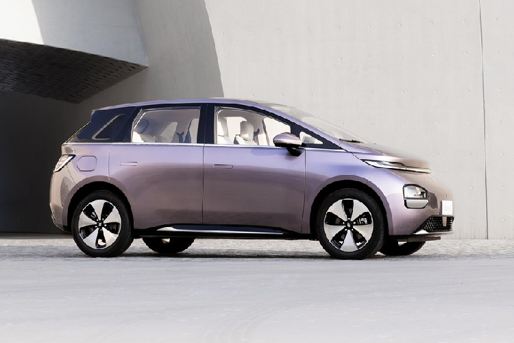 Nhìn từ bên thân xe, xe áp dụng thiết kế mui lửng phổ biến, trang bị tay nắm cửa ẩn và mâm xe 5 chấu kéo thấp, tạo cảm giác thời trang nổi bật. Ở phía sau xe, đèn hậu xuyên thấu tạo tiếng vang cho phần đầu xe và một cánh gió đuôi vịt được cho là sẽ được thêm vào phần trên của cửa sổ sau.