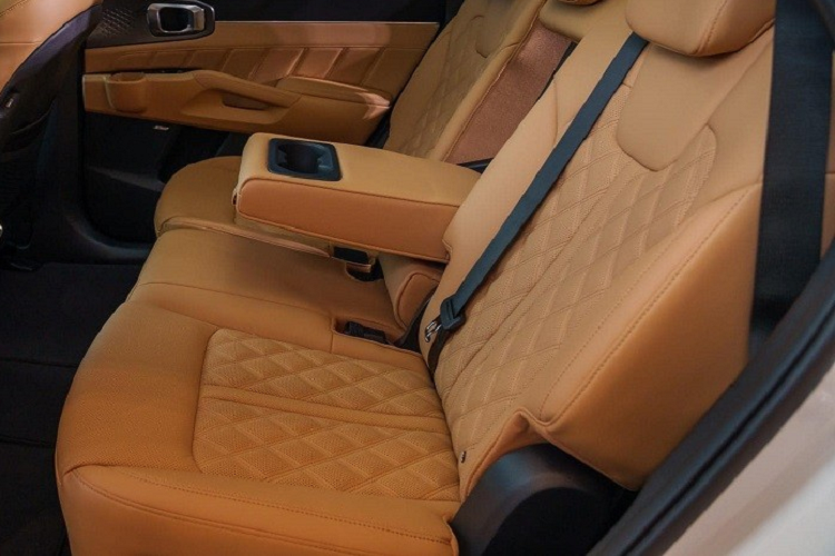 Theo đó, xe được bổ sung 2 tính năng an toàn mới là hệ thống cảnh báo/hỗ trợ tránh va chạm với phương tiện cắt ngang khi lùi và hệ thống cảnh báo/hỗ trợ tránh va chạm trong điểm mù. Đây là 2 tính năng an toàn đang ngày càng trở nên phổ biến trên các mẫu xe đời mới, bao gồm cả ô tô phổ thông.