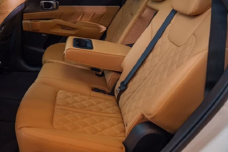 Theo đó, xe được bổ sung 2 tính năng an toàn mới là hệ thống cảnh báo/hỗ trợ tránh va chạm với phương tiện cắt ngang khi lùi và hệ thống cảnh báo/hỗ trợ tránh va chạm trong điểm mù. Đây là 2 tính năng an toàn đang ngày càng trở nên phổ biến trên các mẫu xe đời mới, bao gồm cả ô tô phổ thông.