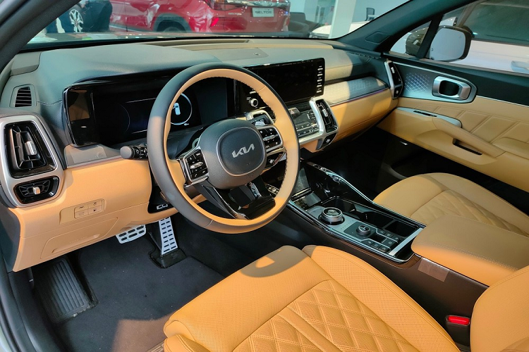 Giá xe Kia Sorento 2023 tương ứng của 4 bản trang bị này là 1,269 tỷ, 1,259 tỷ đồng, 1,339 tỷ và 1,329 tỷ đồng. Trong đó, 2 bản Signature 6 chỗ sẽ được trang bị 2 ghế cơ trưởng ở hàng ghế giữa. Ngoài ra, Kia Sorento 2023 bản Signature còn có những trang bị đáng chú ý khác như đèn pha LED tự động, đèn LED chạy ban ngày, đèn hậu LED kết hợp,...