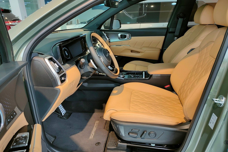 Xe còn có đèn sương mù LED, gạt mưa tự động, mâm hợp kim 19 inch, ghế trước nhớ vị trí, sưởi/làm mát ghế trước/sau, màn hình hiển thị đa thông tin LCD 12,3 inch, màn hình thông tin giải trí 10,25 inch, màn hình hiển thị trên kính lái HUD, điều hòa tự động 2 vùng độc lập, hệ thống âm thanh LEXICON 17 loa và cửa sổ trời toàn cảnh Panorama.