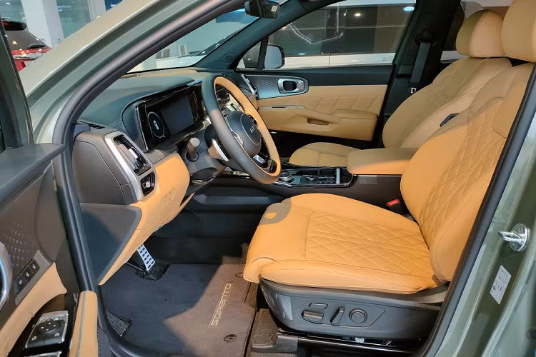 Xe còn có đèn sương mù LED, gạt mưa tự động, mâm hợp kim 19 inch, ghế trước nhớ vị trí, sưởi/làm mát ghế trước/sau, màn hình hiển thị đa thông tin LCD 12,3 inch, màn hình thông tin giải trí 10,25 inch, màn hình hiển thị trên kính lái HUD, điều hòa tự động 2 vùng độc lập, hệ thống âm thanh LEXICON 17 loa và cửa sổ trời toàn cảnh Panorama.