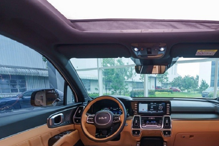 Đầu tiên phải kể đến nội thất màu nâu phối đen thanh lịch và tạo cảm giác sang trọng hơn cho Kia Sorento 2023. Trong đó, màu đen xuất hiện trên vô lăng, tapi cửa và mặt táp-lô. Những khu vực còn lại của xe đều được phủ màu nâu tương phản. Màu nội thất này có thể khiến nhiều người liên tưởng đến những mẫu xe hạng sang.