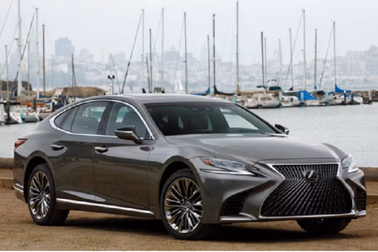 Độ êm ái của chiếc sedan cũng được cải thiện bởi các kỹ sư của Lexus đã tinh chỉnh hệ thống treo ở cả hai trục và lắp thêm đệm cao su ở khu vực ống xả để giảm độ rung. Chế độ Comfort có tính năng mới để giảm rung lắc ở phía sau, từ đó mang lại cảm giác lái êm ái hơn cho người ngồi ở hàng ghế sau.