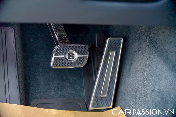 Bảng táp-lô của Continental GT thế hệ mới có thiết kế mở rộng, bay bổng theo phương ngang với các đường chủ đạo liền mạch từ chính giữa tới hai cửa xe. Tất cả những sự tinh tế giao thoa đem lại những cảm xúc đặc biệt cho người ngồi trong xe, cảm nhận được những giá trị đẳng cấp hàng đầu trong thiết kế ô tô.