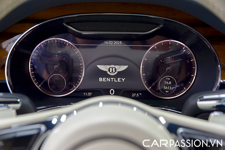 Ngoài ra, các ghế ngồi trước Comfort Seat có thể chỉnh điện 20 hướng, và tích hợp sưởi ấm, làm mát và massage, tạo nên những chuẩn mực mới, đem lại sự thoải mái tối đa cho người ngồi. Bộ điều khiển Drive Dynamic Control, thông qua núm xoay ở bệ trung tâm, cho phép người lái dễ dàng chọn 4 chế độ lái khác nhau: Comfort Mode, Bentley Mode, Sport Mode và Custom Mode.