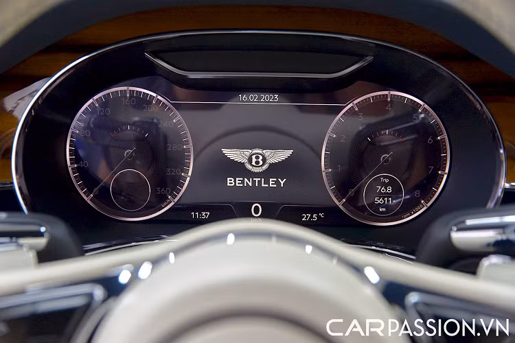 Ngoài ra, các ghế ngồi trước Comfort Seat có thể chỉnh điện 20 hướng, và tích hợp sưởi ấm, làm mát và massage, tạo nên những chuẩn mực mới, đem lại sự thoải mái tối đa cho người ngồi. Bộ điều khiển Drive Dynamic Control, thông qua núm xoay ở bệ trung tâm, cho phép người lái dễ dàng chọn 4 chế độ lái khác nhau: Comfort Mode, Bentley Mode, Sport Mode và Custom Mode.