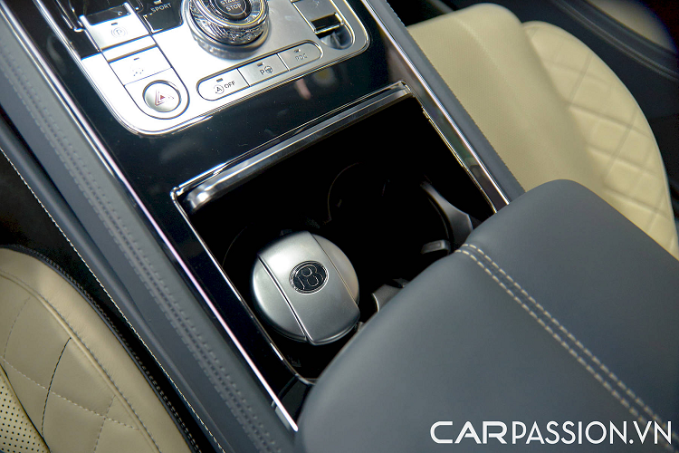 Chiếc Continental GT First Edition này được trang bị dàn âm thanh thương hiệu NAIM, đạt đẳng cấp audiophile với 18 loa, 2 shaker, bộ ampli 20 kênh và 8 chế độ DSP cùng bass chủ động, tổng công suất 2.200 W đồng thời là tùy chọn âm thanh cao cấp nhất mà Bentley có thể đem lại cho khách hàng.