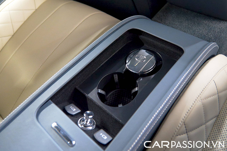 Họa tiết giác cắt kim cương quen thuộc của Bentley được thể hiện trên da bọc cửa và lưng ghế ngồi, cũng như ở các viền núm xoay điều khiển trên bảng trung tâm, như núm xoay chọn chế độ lái, 2 núm xoay điều chỉnh nhiệt độ và các núm xoay nhỏ hơn khác. Đặc biệt trên tựa đầu có dòng chữ First Edition được thêu tay tạo đẳng cấp riêng.