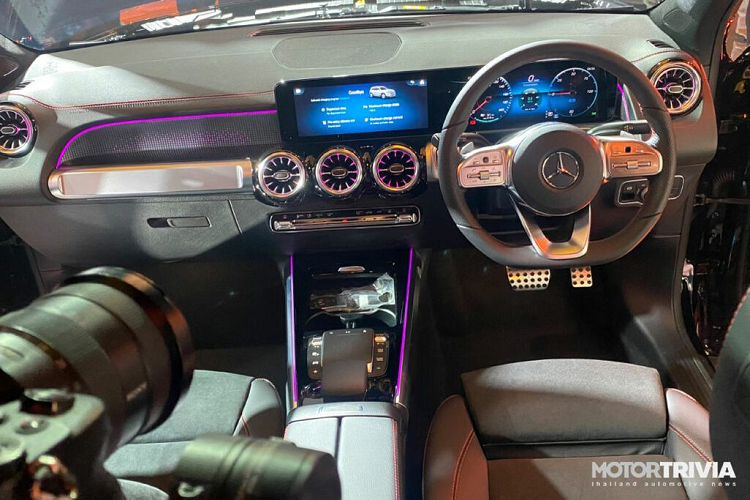 Với gói trang trí này, chiếc SUV điện có mặt ca-lăng nan kép mạ chrome, đèn chiếu sáng LED High Performance, các đường gân trang trí màu xanh dương thể hiện đặc trưng của dòng xe điện EQ. Chưa hết, xe còn có đèn pha tự động Adaptive Highbeam Assist, giá nóc bằng nhôm và mâm xe hợp kim AMG đa chấu kích thước 20 inch.