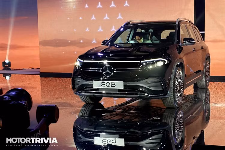 EQB 250 AMG Line là mẫu xe SUV 5 cửa với cabin 5 chỗ ngồi được Mercedes phát triển dựa trên nền tảng MFA2 hay còn gọi là Mercedes Front Antrieb Platform, hiện đang được sử dụng để sản xuất nhiều mẫu xe như A-Class, GLA-Class, GLB- Class hay EQA.