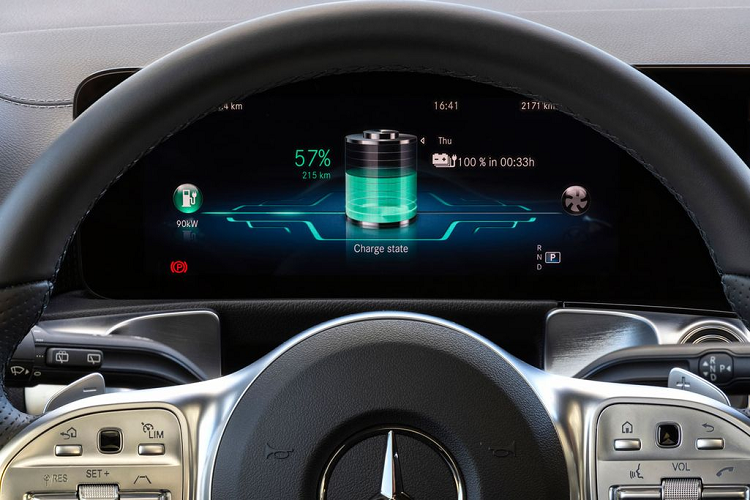 Bước vào trong cabin, Mercedes-Benz EQB 250 AMG Line được thiết kế theo phong cách AMG, đậm chất thể thao nhưng không kém phần sang trọng. Các chi tiết trang trí bằng nhôm rải rác khắp cabin xe, ghế thể thao AMG bọc da Artico kết hợp sợi Microcut màu đen, vô lăng đa chức năng bọc da Nappa; phím điều khiển và lẫy sau vô lăng làm bằng thép mạ kẽm.