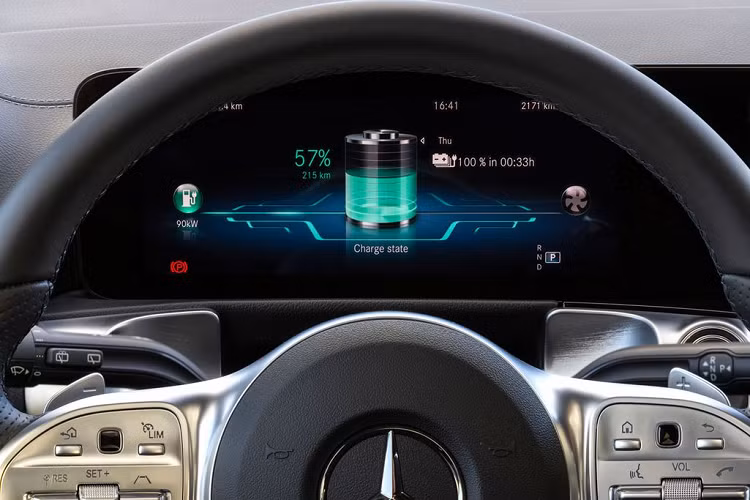 Bước vào trong cabin, Mercedes-Benz EQB 250 AMG Line được thiết kế theo phong cách AMG, đậm chất thể thao nhưng không kém phần sang trọng. Các chi tiết trang trí bằng nhôm rải rác khắp cabin xe, ghế thể thao AMG bọc da Artico kết hợp sợi Microcut màu đen, vô lăng đa chức năng bọc da Nappa; phím điều khiển và lẫy sau vô lăng làm bằng thép mạ kẽm.