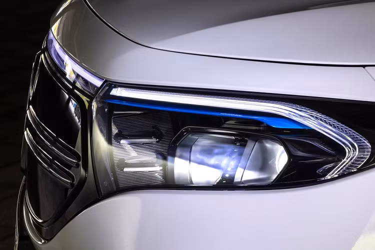 Mercedes-Benz EQB 250 AMG Line được trang bị một màn hình kép trải dài trên taplo, là sự kết hợp của màn hình giải trí 10,25 inch và mặt đồng hồ kỹ thuật số 10,25 inch. Màn hình này đi kèm với hệ thống thông tin giải trí MBUX6 mới nhất, hỗ trợ Apple CarPlay và Android Auto, ngoài ra xe còn có khay sạc không dây.