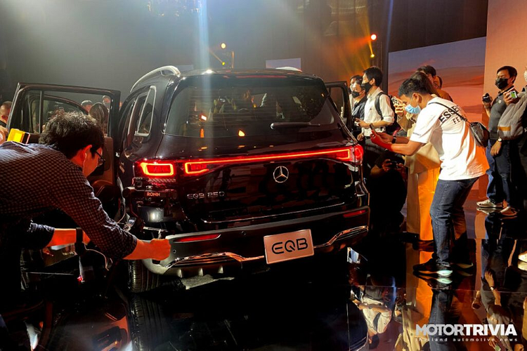 Về an toàn, Mercedes-Benz EQB 250 AMG Line được trang bị: hệ thống kiểm soát hành trình, cảnh báo điểm mù, hỗ trợ phanh tự động, cảnh báo mất tập trung, giám sát áp suất lốp, camera lùi, đỗ xe tự động, cảnh báo va chạm khi lùi và cảnh báo nguy hiểm khi mở cửa.