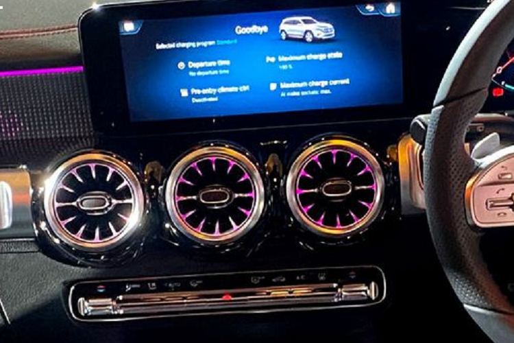 Đặc biệt, EQB đi kèm với Mercedes-Benz Wallbox Home phiên bản 2.0, có khả năng chống bụi và nước theo tiêu chuẩn IP55/IK10. Nó cũng có thể kiểm soát quá trình sạc và cập nhật phần mềm qua mạng thông qua ứng dụng Mercedes me.