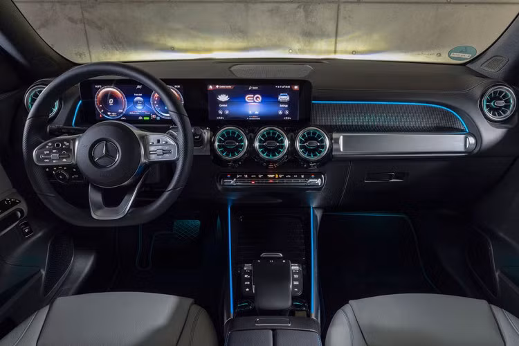 Mercedes-Benz EQB 250 AMG Line dùng pin Lithium-ion điện áp cao công suất 66,5 kWh cho tầm hoạt động tối đa 460 km sau một lần sạc đầy, theo tiêu chuẩn WLTP châu Âu. Khi sạc nhanh với dòng điện DC 100kW, mẫu xe này chỉ mất 32 phút để sạc từ 10% lên 80%, trong khi với dòng điện xoay chiều AC 11 kW mất khoảng 6 giờ 50 phút để sạc 0-100%.