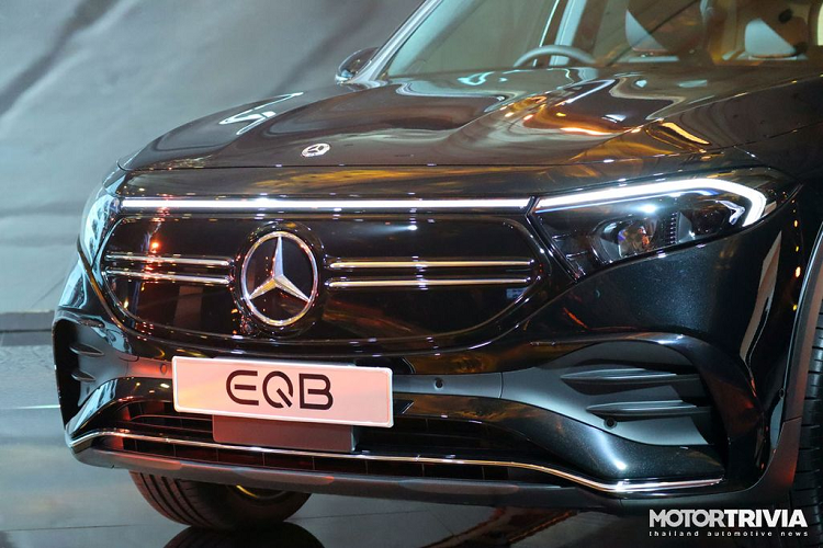 Về kích thước, SUV điện Mercedes-Benz EQB 250 AMG Line có kích thước chiều dài là 4.687 mm, rộng 2.020 mm, cao 1.667 mm và chiều dài cơ sở tương đương mẫu GLB hiện tại là 2.829 mm. Về thiết kế, Mercedes-Benz EQB 250 AMG Line được trang bị gói độ thân xe AMG.