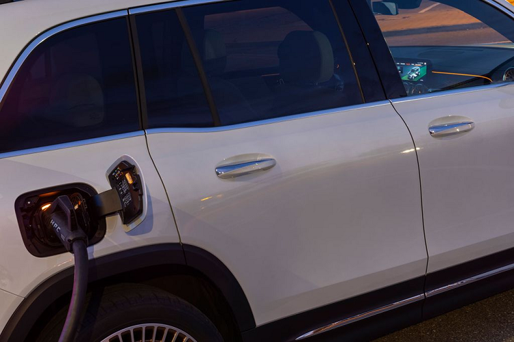 Một số các trang bị nổi bật khác có thể kể đến trên Mercedes-Benz EQB 250 AMG Line có: hệ thống đèn trang trí nội thất Ambient Light 64 màu; điều khiển điều hòa qua điện thoại thông minh; cửa sổ trời toàn cảnh, đóng/mở bằng hệ thống điện; cốp đóng/mở rảnh tay; hệ thống sạc không dây;… .