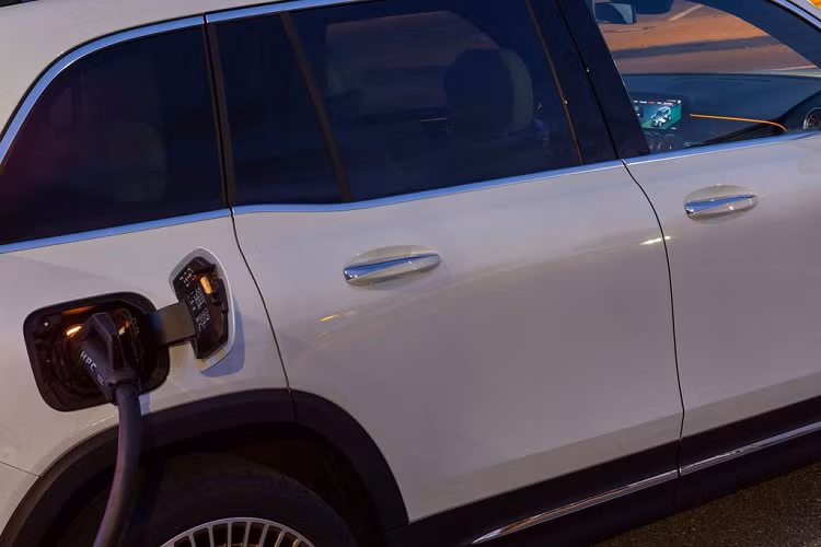 Một số các trang bị nổi bật khác có thể kể đến trên Mercedes-Benz EQB 250 AMG Line có: hệ thống đèn trang trí nội thất Ambient Light 64 màu; điều khiển điều hòa qua điện thoại thông minh; cửa sổ trời toàn cảnh, đóng/mở bằng hệ thống điện; cốp đóng/mở rảnh tay; hệ thống sạc không dây;… .