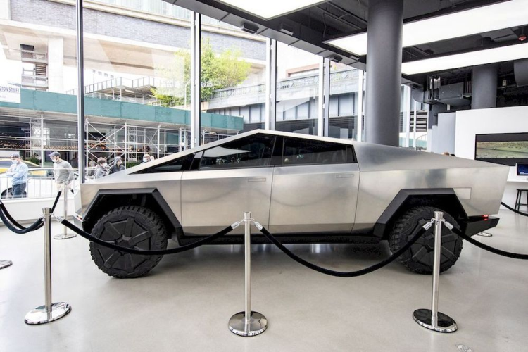 Chiếc Tesla Cybertruck bán tại Petersen có thể không phải là chiếc đầu tiên được sản xuất. Khi cuộc đấu giá được công bố vào tuần trước, phần mô tả của sự kiện chỉ nói rằng tất cả những người tham dự có thể đấu giá một chiếc Cybertruck 2024 “với một mức giá hời”.