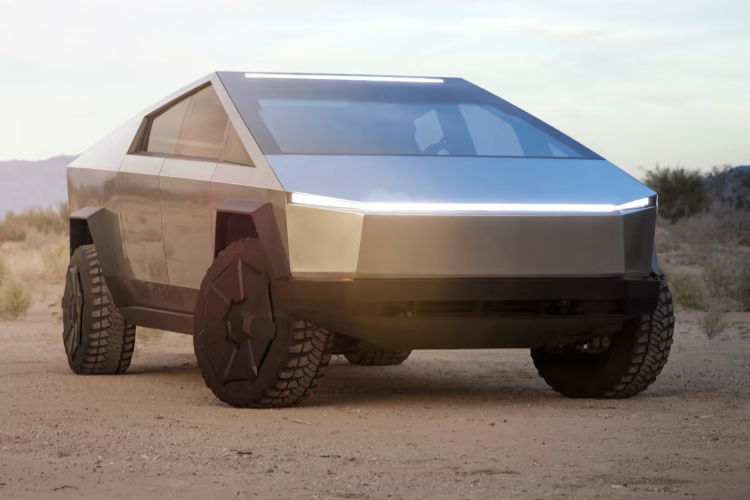 Trong vài tháng gần đây, một số thông tin do báo chí đăng tải cho thấy Tesla đã sẵn sàng để sản xuất Cybertruck với số lượng lớn và những chiếc xe đầu tiên dường như đang được chuẩn bị để bàn giao tới tay khách hàng. Ngày 17/7, Tesla đã tổ chức lễ xuất xưởng chiếc Cybertruck đầu tiên tại nhà máy Gigafactory Texas.