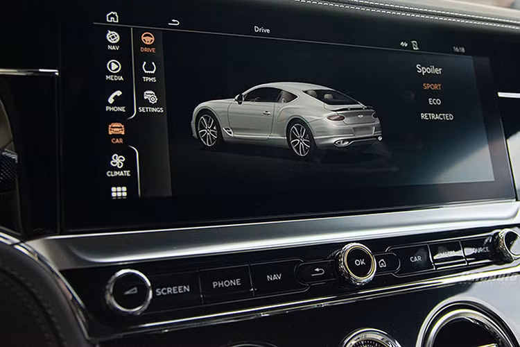 Vô-lăng 3 chấu tròn vo bọc da 2 màu đen trắng, tích hợp lẫy chuyển số thể thao và nhiều phím bấm hỗ trợ người lái. Là phiên bản kỉ niệm 100 năm nên nội thất có nhiều chi tiết kim loại được sơn viền vàng, trong đó có logo chữ B gắn trên đỉnh cần số.