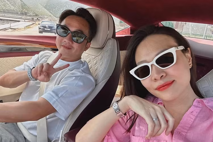 Bước vào bên trong khoang lái, chiếc Coupe siêu sang Bentley Continental GT thế hệ mới nhưng thuộc bản Legendary Edition của Đàm Thu Trang được phối màu đỏ làm chủ đạo từ da bọc bảng táp lô, thành cửa cho đến trần xe. Riêng ghế ngồi được phối thêm màu kem để làm tăng sự lạ mắt khi xếp chung màu đỏ. Tất nhiên không thể thiếu các chi tiết ốp gỗ.