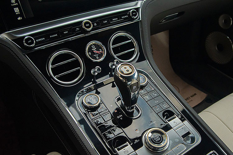 Động cơ trên Bentley Continental GT V8 thế hệ mới vẫn là trái tim V8, dung tích 4.0 lít, 32 van, được tích hợp bộ tăng áp kép, sản sinh ra công suất tối đa 542 mã lực tại vòng tua máy 6.000 vòng/phút và mô-men xoắn cực đại 770 Nm tại dải vòng tua máy 2.000 đến 4.000 vòng/phút.