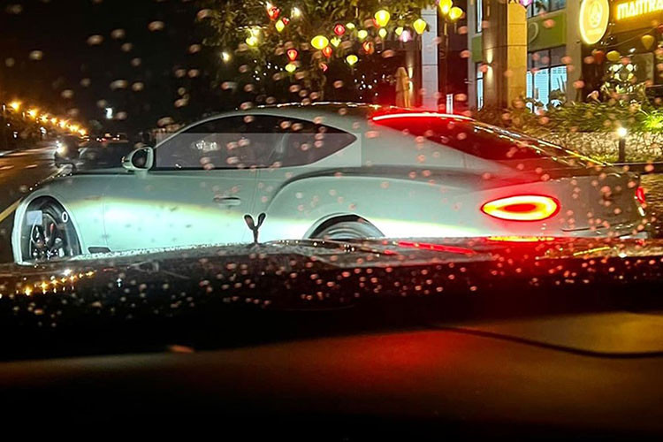Giá xe Bentley Continental GT thế hệ mới bản Legendary Edition của Cường Đo la tại thị trường Việt Nam bán ra chính hãng dự đoán không dưới 20 tỷ đồng. Xe sở hữu biển số khá dễ nhớ, với 2 con số cuối cùng là cặp 33 đẹp mắt. Trong dân gian, con số 3 còn được đọc là tam hoặc là tài, mang biểu tượng về tài lộc, của cải.