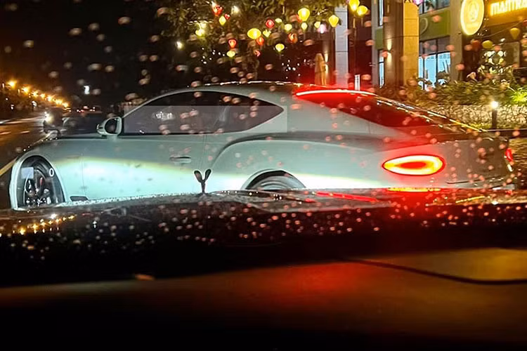 Giá xe Bentley Continental GT thế hệ mới bản Legendary Edition của Cường Đo la tại thị trường Việt Nam bán ra chính hãng dự đoán không dưới 20 tỷ đồng. Xe sở hữu biển số khá dễ nhớ, với 2 con số cuối cùng là cặp 33 đẹp mắt. Trong dân gian, con số 3 còn được đọc là tam hoặc là tài, mang biểu tượng về tài lộc, của cải.