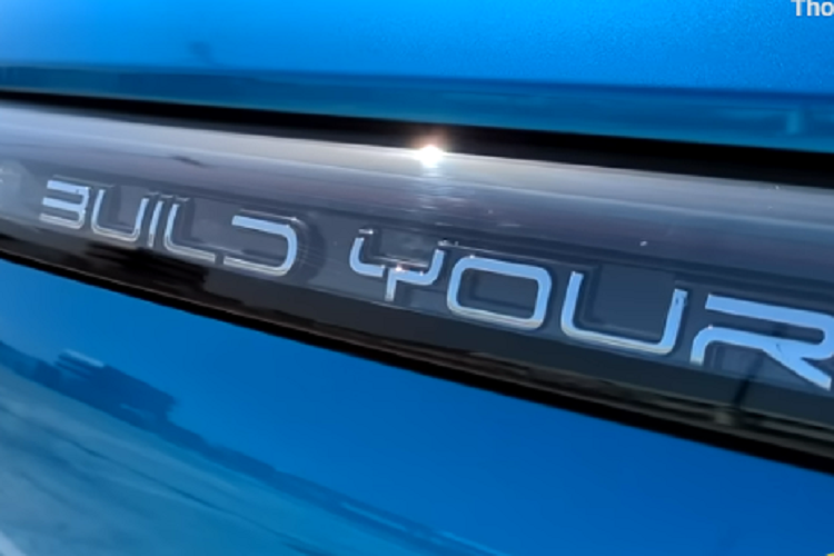 Tuy nhiên, BYD Dolphin chạy điện không phải là nhà vô địch về số lượng xe xuất khẩu cho năm 2023, nó bị Yuan Plus (Atto 3) vượt qua, đã xuất khẩu 71.957 chiếc trong năm nay. Khi Dolphin đang có được lực kéo, đây sẽ là một cuộc đua sít sao cho chiếc xe xuất khẩu hàng đầu năm 2023.