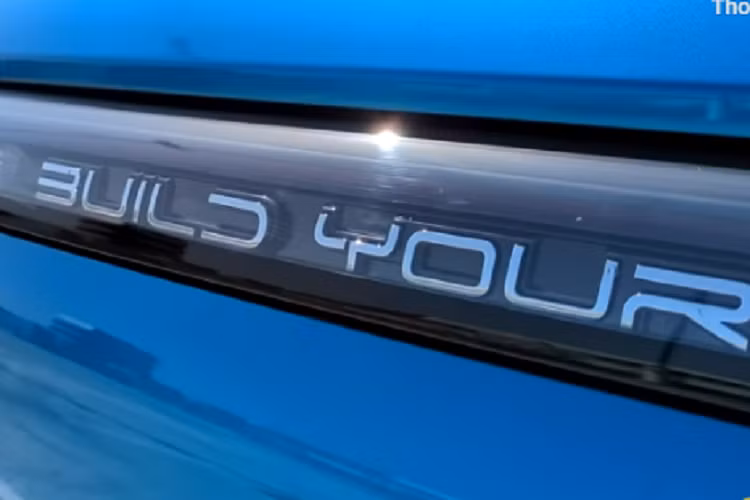 Tuy nhiên, BYD Dolphin chạy điện không phải là nhà vô địch về số lượng xe xuất khẩu cho năm 2023, nó bị Yuan Plus (Atto 3) vượt qua, đã xuất khẩu 71.957 chiếc trong năm nay. Khi Dolphin đang có được lực kéo, đây sẽ là một cuộc đua sít sao cho chiếc xe xuất khẩu hàng đầu năm 2023.