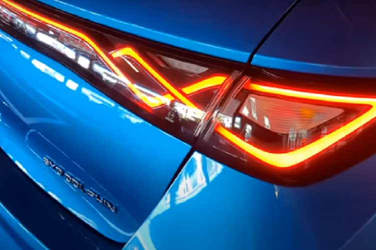 Cụ thể, trong 1 báo cáo gần đây của hãng xe Trung Quốc, BYD đã xuất xưởng 13.132 chiếc xe hatchback cỡ nhỏ BYD Dolphin 2023 mới, trở thành phương tiện xuất khẩu hàng đầu trong tháng 9. BYD Yuan Plus (Atto 3) đã xuất xưởng 9.277 chiếc và mẫu sedan BYD Seal là 4.803 chiếc.