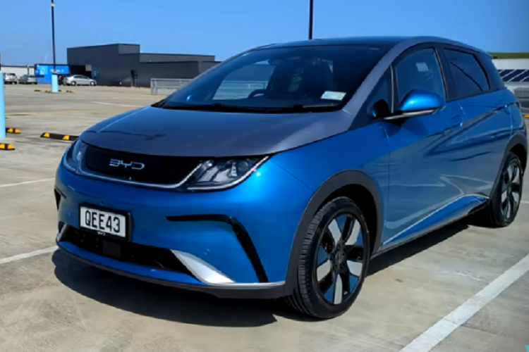 Và tất nhiên, muốn đi xa bạn phải có 1 vũ khí bí mật, đủ sức hấp dẫn các khách hàng mà bạn đến hiện diện, BYD có nhiều mẫu xe và 1 trong 2 con "gà đẻ trứng vàng" của họ là Dolphin.