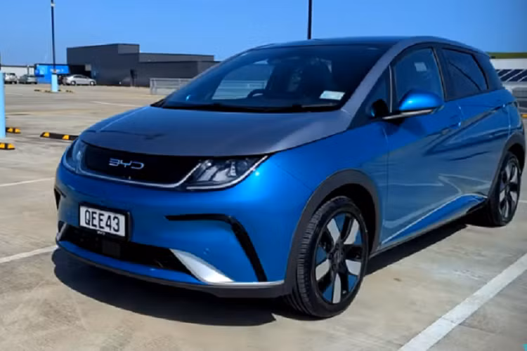 Và tất nhiên, muốn đi xa bạn phải có 1 vũ khí bí mật, đủ sức hấp dẫn các khách hàng mà bạn đến hiện diện, BYD có nhiều mẫu xe và 1 trong 2 con "gà đẻ trứng vàng" của họ là Dolphin.