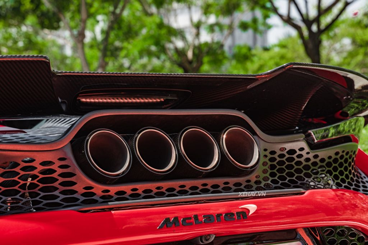 Ngoài ra, hệ thống ống xả cũng là điểm nhận biết cơ bản giữa 765LT và 720S với 4 ống xả xếp hàng ngang nổi bật ở phía đuôi. Trên chiếc 765LT màu độc này, chủ nhân cũng đã nâng cấp hệ thống ống xả mới làm từ chất liệu iconel của hãng độ Novitec.