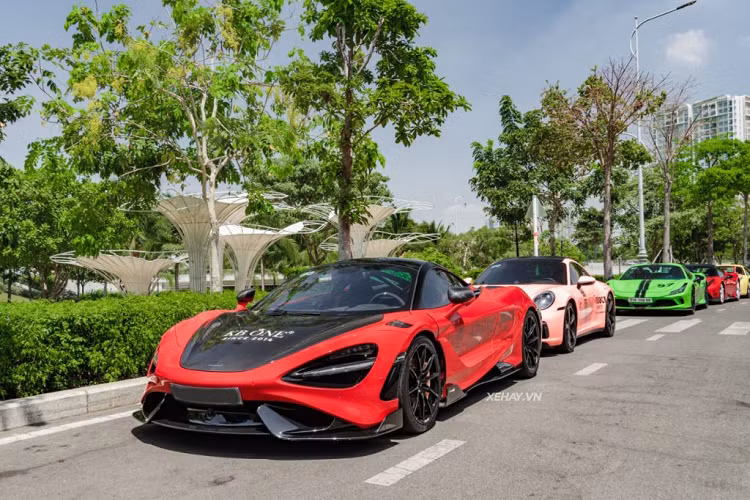 Khi mới về nước, siêu phẩm McLaren 765LT hàng hiếm này sở hữu màu sơn Paris Blue nổi bật. Nhưng mới đây, xe đã được chủ nhân “lột xác”, khoác thêm “áo mới” màu đỏ cá tính. Trên nắp capo và hông xe còn được trang trí nhiều tem nổi, mang đậm dấu ấn cá nhân của chủ xe.