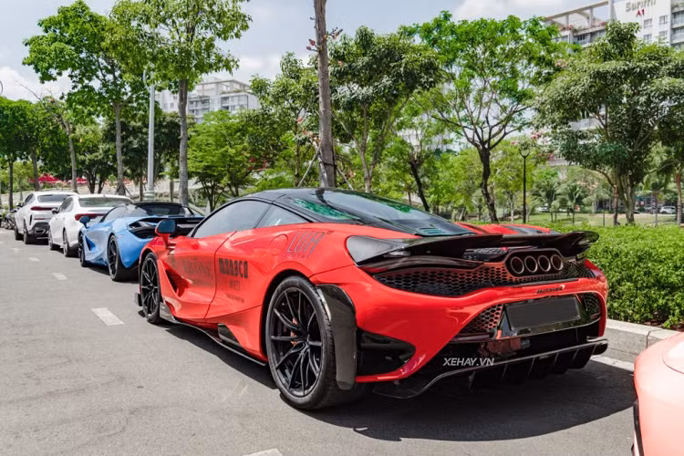 So với 720S, cản sau được bổ sung hai hốc gió cỡ lớn nhằm tối ưu tính khí động học, trong khi khuếch tán sau gây ấn tượng với hàng loạt cánh chia gió cỡ lớn, giúp ổn định luồng gió dưới gầm xe khi di chuyển ở tốc độ cao.