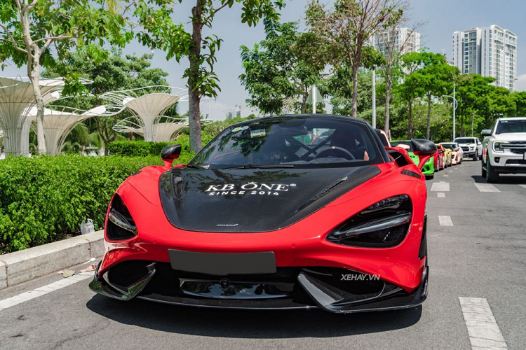 "Trái tim" của McLaren 765LT đến từ khối động cơ V8 4.0 lít tăng áp kép, được cấu thành từ các pít-tông nhôm rèn, một bơm nhiên liệu bổ sung, một bơm dầu sửa đổi và hệ thống quản lý động cơ được hiệu chỉnh lại.