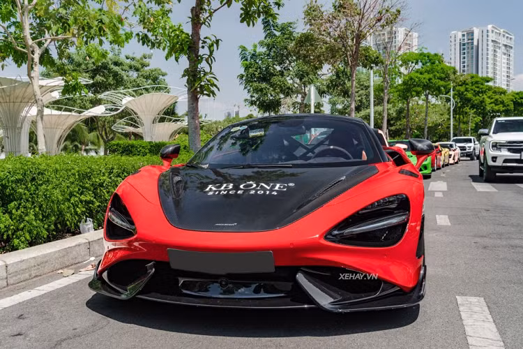 "Trái tim" của McLaren 765LT đến từ khối động cơ V8 4.0 lít tăng áp kép, được cấu thành từ các pít-tông nhôm rèn, một bơm nhiên liệu bổ sung, một bơm dầu sửa đổi và hệ thống quản lý động cơ được hiệu chỉnh lại.