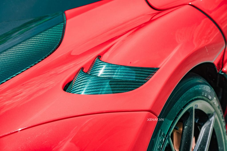 Nhờ những sửa đổi này, khối máy sản sinh ra công suất cực đại 755 mã lực và lượng mô-men xoắn 800 Nm, vượt trội hơn 45 mã và 30 Nm so với chiếc 720S. Đi kèm với đó là trang bị hộp số ly hợp kép 7 cấp cho phép quá trình sang số khi tăng tốc nhanh hơn 15% so với mẫu 720S. Từ đó, 765LT có thể tăng tốc từ 0 lên 96 km/h chỉ trong 2,7 giây và từ 0 lên 200 km/h trong 7,2 giây trước khi đạt tốc độ tối đa ở mức 330 km/h.