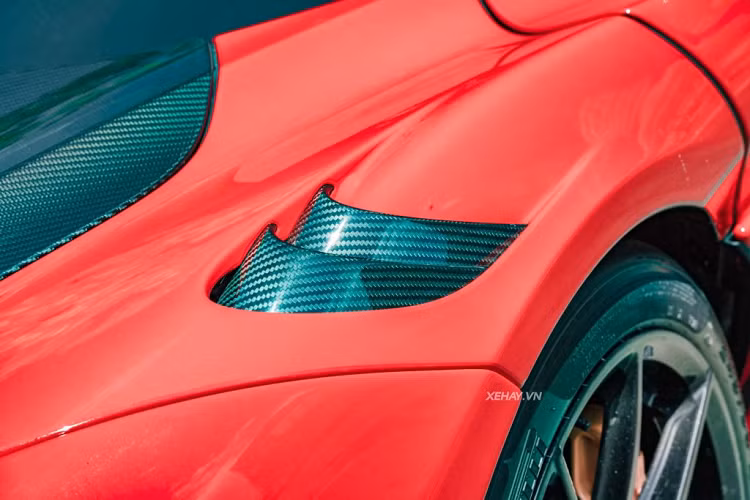 Nhờ những sửa đổi này, khối máy sản sinh ra công suất cực đại 755 mã lực và lượng mô-men xoắn 800 Nm, vượt trội hơn 45 mã và 30 Nm so với chiếc 720S. Đi kèm với đó là trang bị hộp số ly hợp kép 7 cấp cho phép quá trình sang số khi tăng tốc nhanh hơn 15% so với mẫu 720S. Từ đó, 765LT có thể tăng tốc từ 0 lên 96 km/h chỉ trong 2,7 giây và từ 0 lên 200 km/h trong 7,2 giây trước khi đạt tốc độ tối đa ở mức 330 km/h.