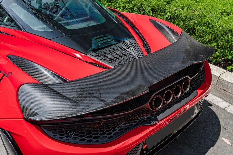 Phần lưới tản nhiệt dạng tổ ong được thiết kế liền mạch, thay thế những miếng ốp đuôi trên 720S nhằm tăng khả năng làm mát.