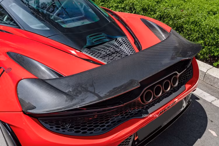 Phần lưới tản nhiệt dạng tổ ong được thiết kế liền mạch, thay thế những miếng ốp đuôi trên 720S nhằm tăng khả năng làm mát.